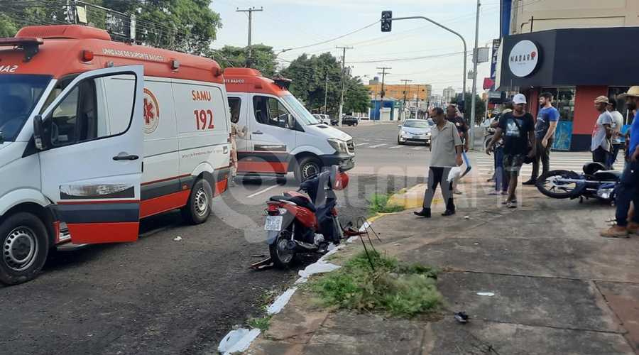 Imagem: Viaturas do Samu no local do fato Duas pessoas ficam gravemente feridas após batida entre motos em cruzamento
