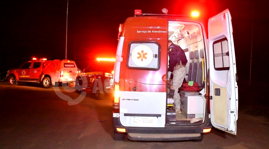 Imagem: Vitima sendo atendida dentro da ambulancia Entregador tem várias fraturas pelo corpo após cair em buraco na BR-364