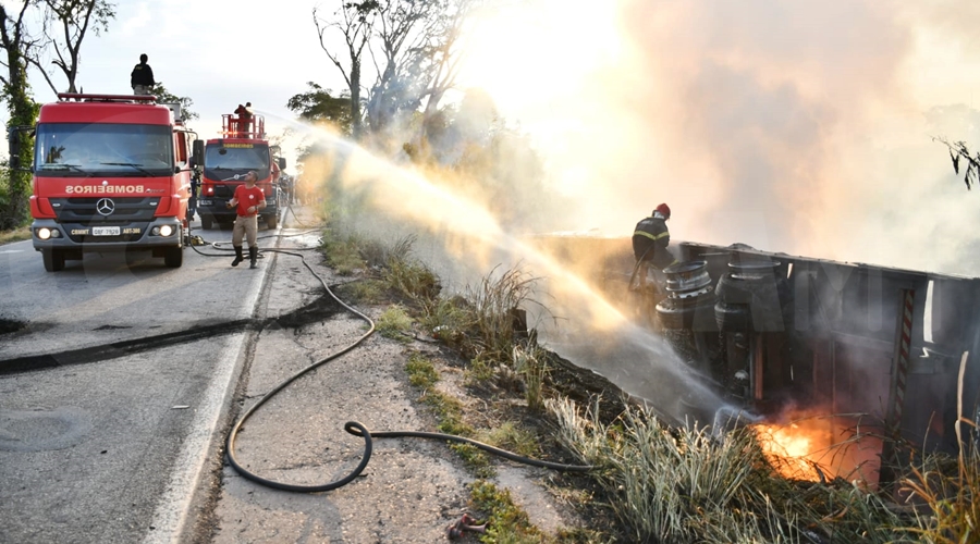 Imagem: carreta fogo bombeiro Carreta pega fogo e fica totalmente destruída após perder o freio e tombar na BR-364