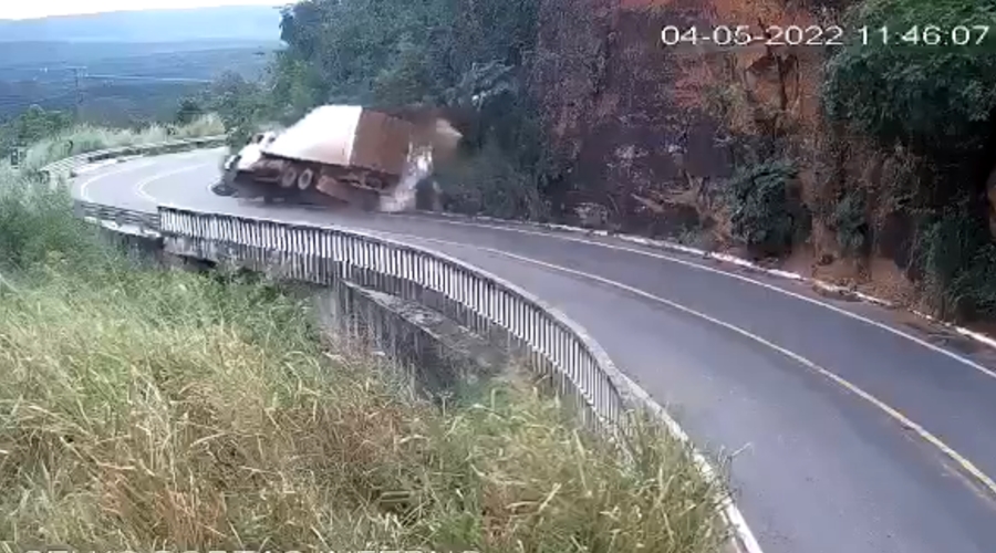 Imagem: catsacidentee Motorista perde o controle da direção e caminhão cai no Portão do Inferno; veja vídeo