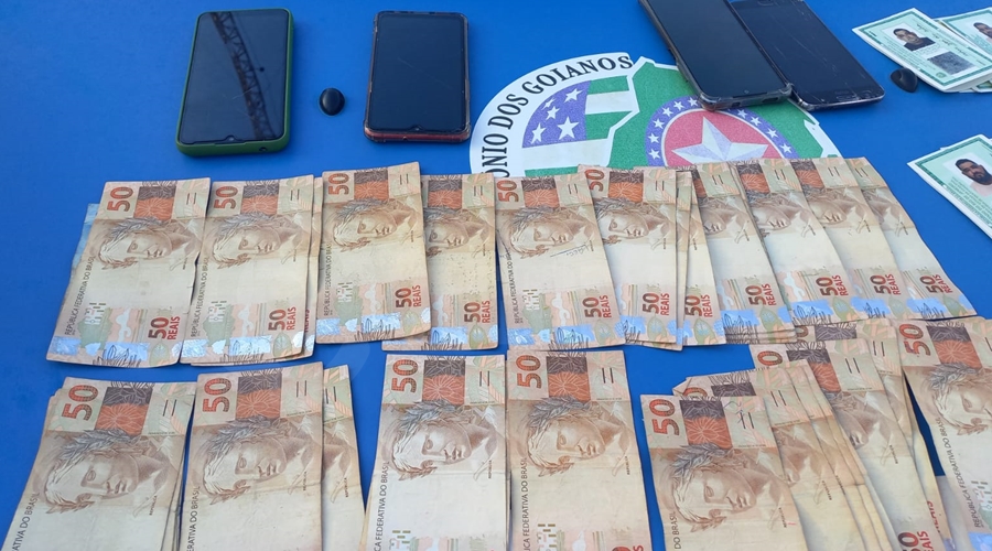 Imagem: dinheiro PM prende estelionatários tentando sacar FGTS com documentos falsos na Caixa