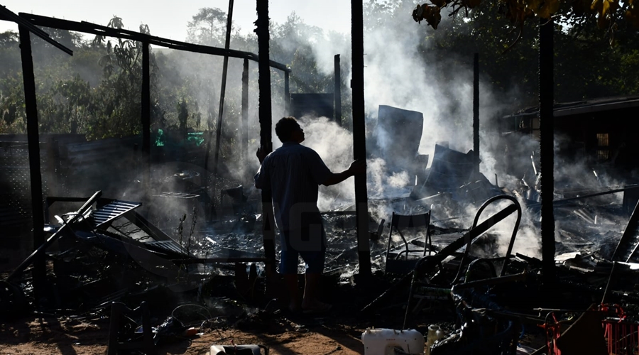Imagem: dono casa incendiada Casa de madeira é totalmente destruída pelo fogo no bairro Pedra 90