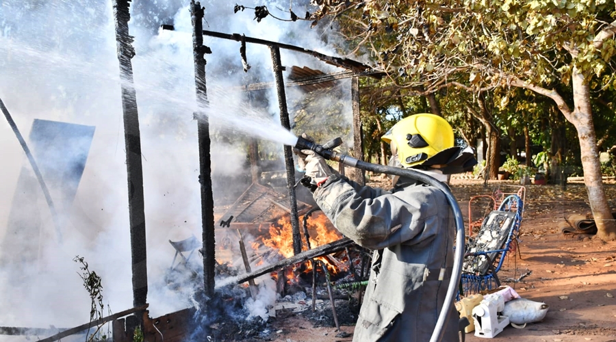Imagem: incendio casa bombeiro.jpeg2 Casa de madeira é totalmente destruída pelo fogo no bairro Pedra 90
