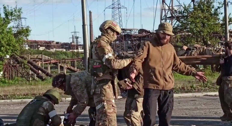 Imagem: militares russos Ucrânia ordena que últimos defensores da siderúrgica entreguem as armas