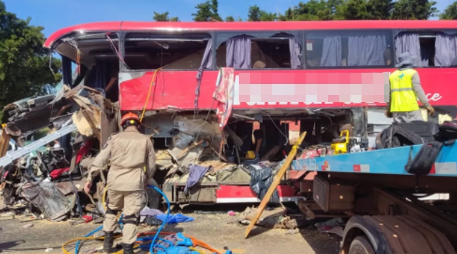 Imagem: onibus Atualização | PRF corrige número e diz que 8 morreram em acidente entre ônibus e carreta