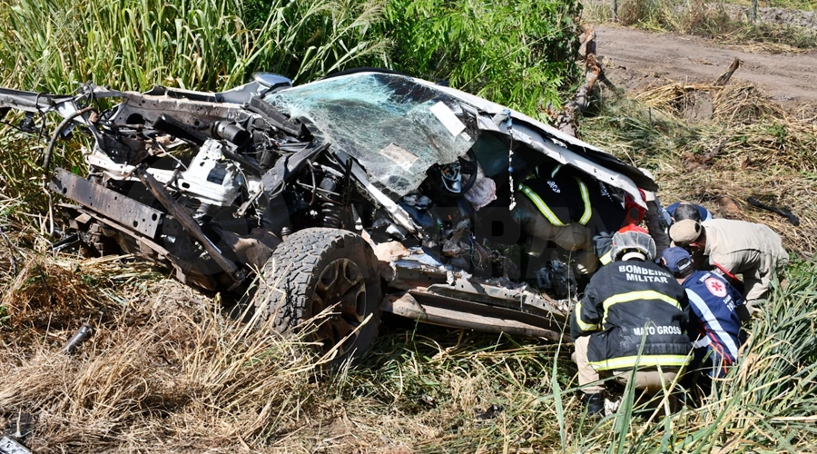 Imagem: samu socorro Motorista morre e mulher é socorrida gravemente ferida após caminhonete ser atingida por carreta