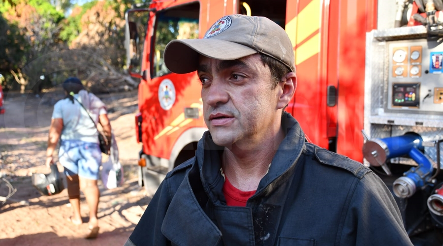 Imagem: sargento francisco Casa de madeira é totalmente destruída pelo fogo no bairro Pedra 90
