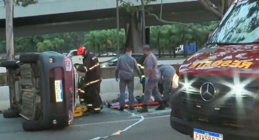 Imagem: viaduto SP Homem cai de viaduto, morre e provoca acidente
