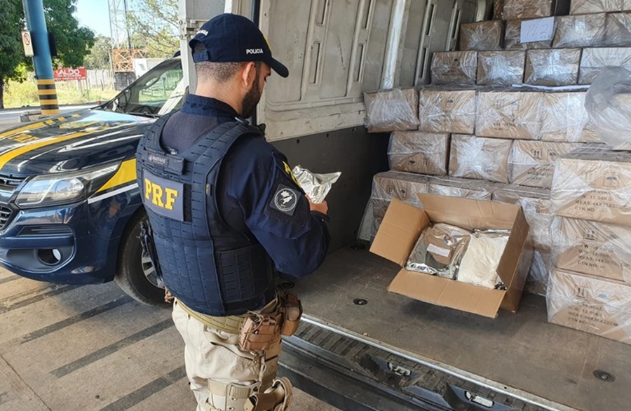 Imagem: APREENSAO PRFmp41 Motorista é preso e 200 caixas de agrotóxicos contrabandeados são apreendidos pela PRF na BR-364