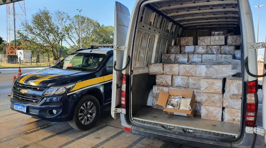 Imagem: APREENSAO PRFmp42 Motorista é preso e 200 caixas de agrotóxicos contrabandeados são apreendidos pela PRF na BR-364