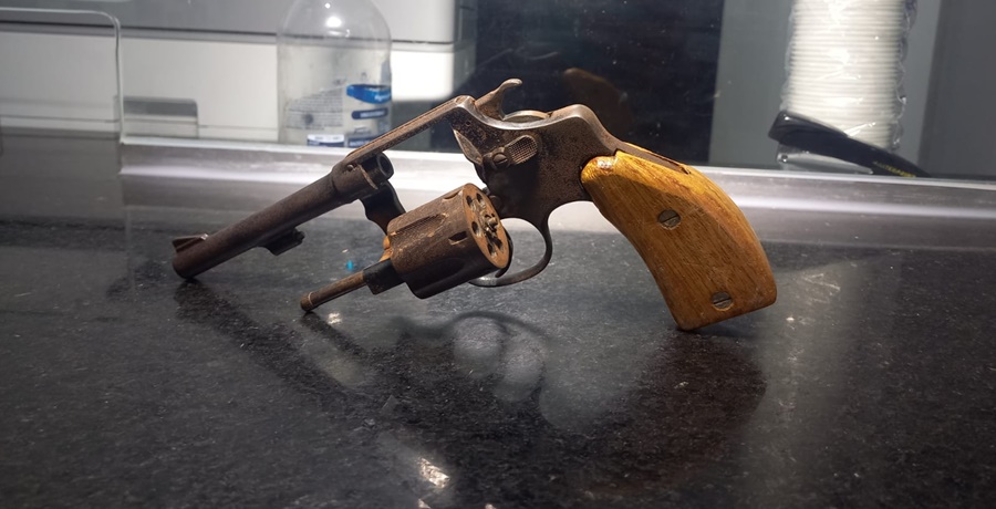 Imagem: Arma usada no crime e esquecida na residencia pelos suspeitos Dupla agride moradora durante roubo e esquece arma usada no crime