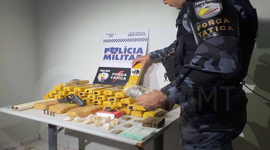 Imagem: As drogas foram apreendidas pela equipe da Forca Tatica 1 Dupla é presa e 30 Kg de drogas são apreendidos pela Força Tática