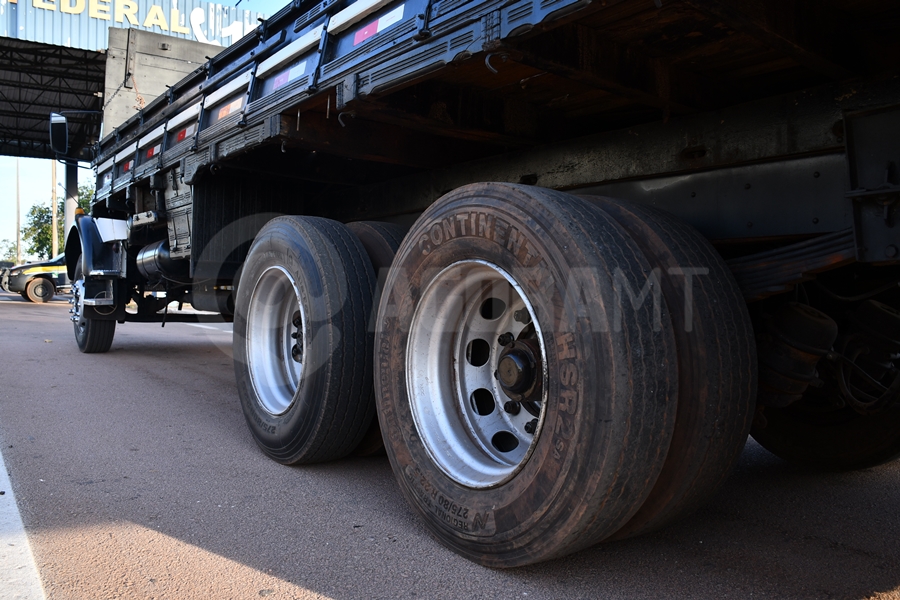 Imagem: Caminhao transportando droga PRF apreende 200 kg de pasta base de cocaína escondidos em pneus de caminhão