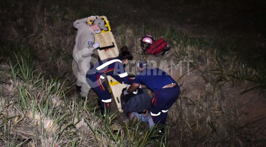 Imagem: Equipe do Samu socorrendo vitima que caiu em vala Duas pessoas ficam feridas em acidente envolvendo carro e moto na MT-130