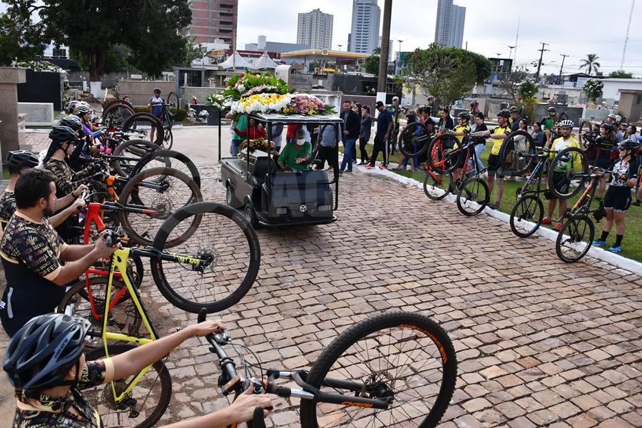 Imagem: Homenagem a ciclista morta 01 Na Vila Aurora, familiares e amigos prestam homenagem a ciclista atropelada em São Paulo