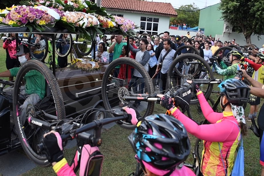 Imagem: Homenagem a ciclista morta em Sao Paulo Na Vila Aurora, familiares e amigos prestam homenagem a ciclista atropelada em São Paulo