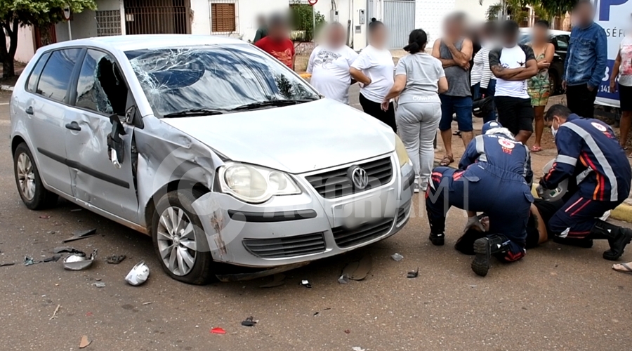 Imagem: Motociclista ferida recebendo atendimento Roda é arrancada da moto em acidente no Centro de Rondonópolis