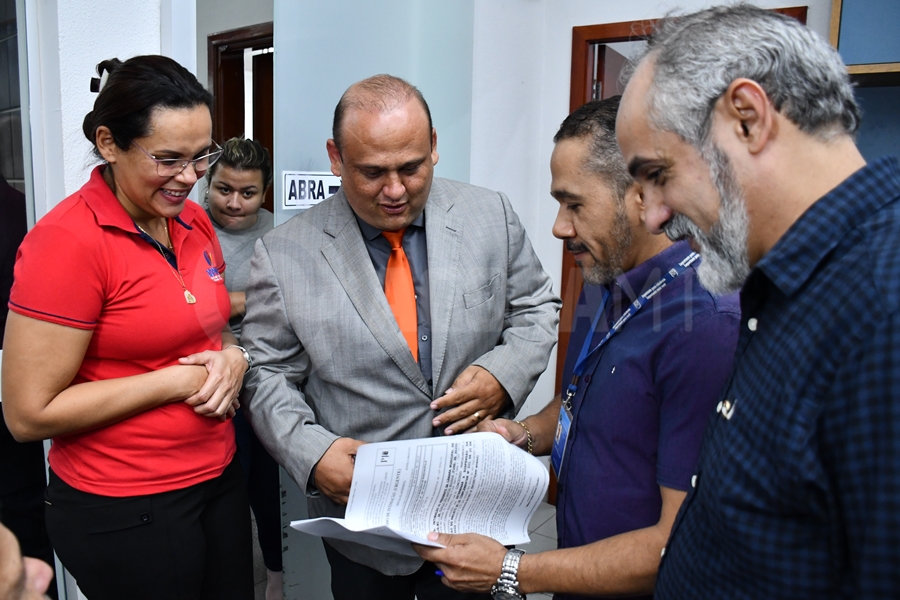 Imagem: Oficial de Justica entrega documento para o presidente da Camara Servidores acompanham sessão e liminar barra votação de projeto de Lei do Executivo