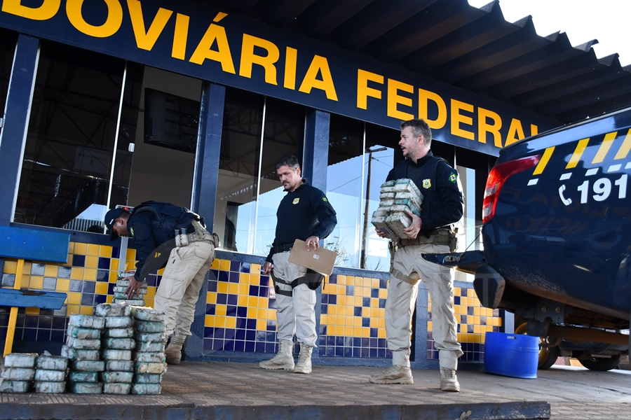 Imagem: Pesagemd a droga PRF apreende 200 kg de pasta base de cocaína escondidos em pneus de caminhão