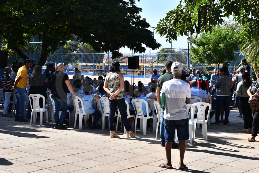 Imagem: Pessoas presentes na inauguracao da Praca da Saudade Após reforma | Praça da Saudade é entregue para população de Rondonópolis