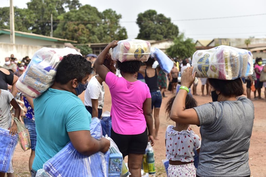 Imagem: Pessoas recebendo cesta basica Governo do Estado promove ações de combate à insegurança alimentar da população