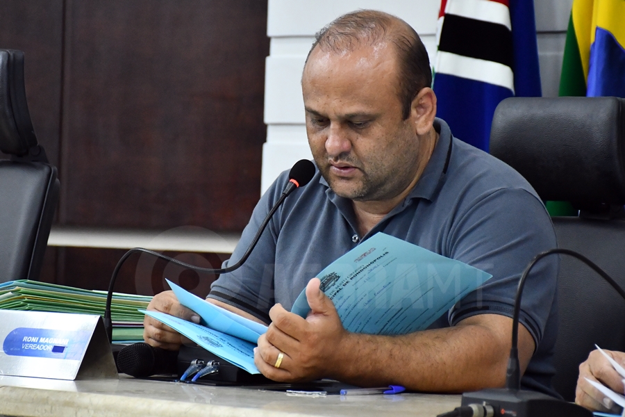 Imagem: Presidente da camara lendo os projetos Projetos que realinham IPTU em Rondonópolis caminham para aprovação na Câmara nesta quarta-feira