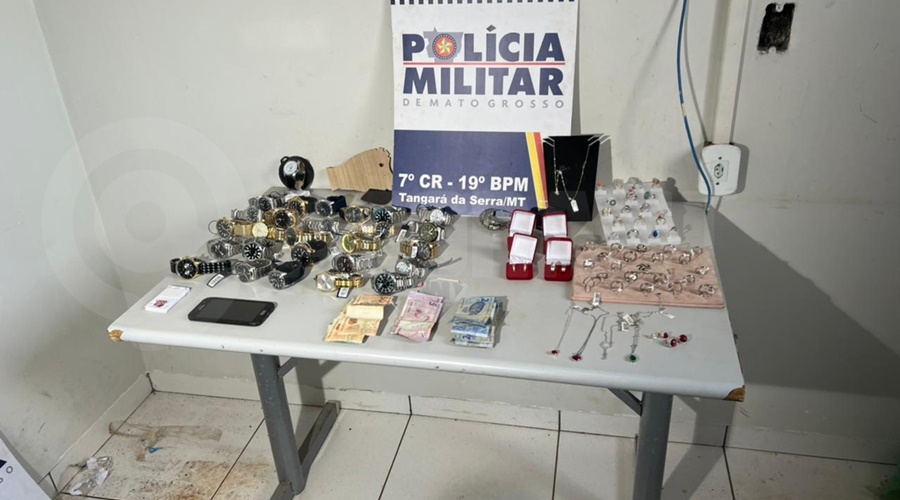 Imagem: Produtos de roubo recuperados Suspeitos de roubarem relojoaria são presos em ação conjunta da Polícia Militar e Civil
