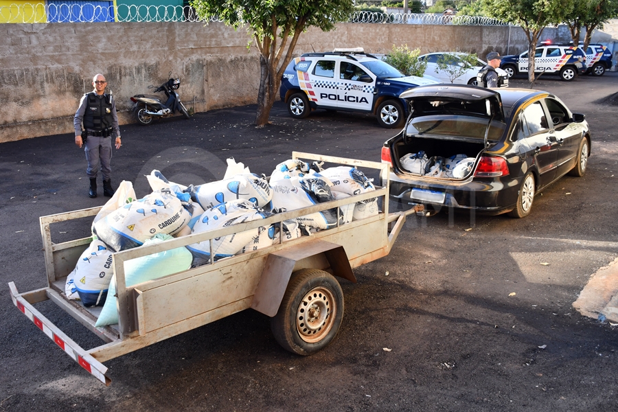 Imagem: Produtos recuperados com suspeitos pela PM Cinco pessoas são presas por formação de quadrilha, furto e receptação de carga