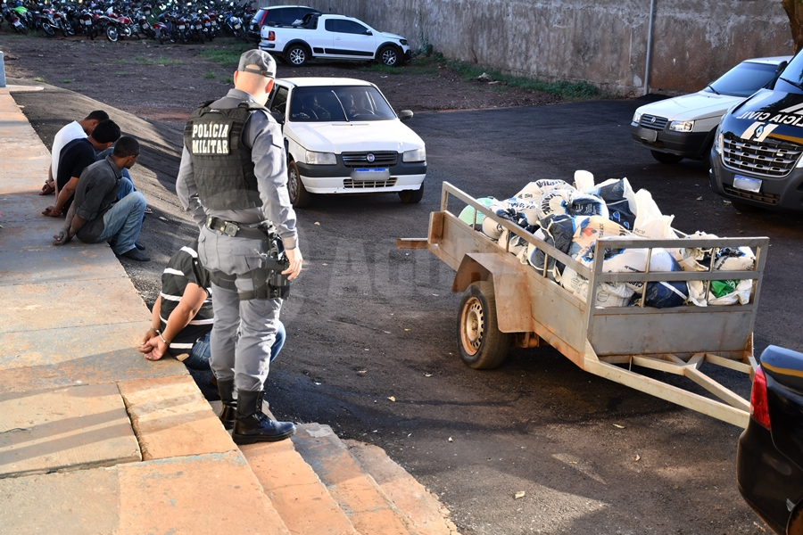 Imagem: Suspeitos detidos pela PMMT Cinco pessoas são presas por formação de quadrilha, furto e receptação de carga