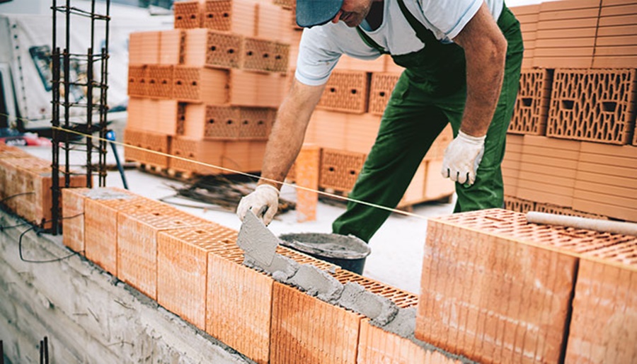 Imagem: Trabalhador da construcao civil Rondonópolis conta com programa que oferece materiais de construção de graça