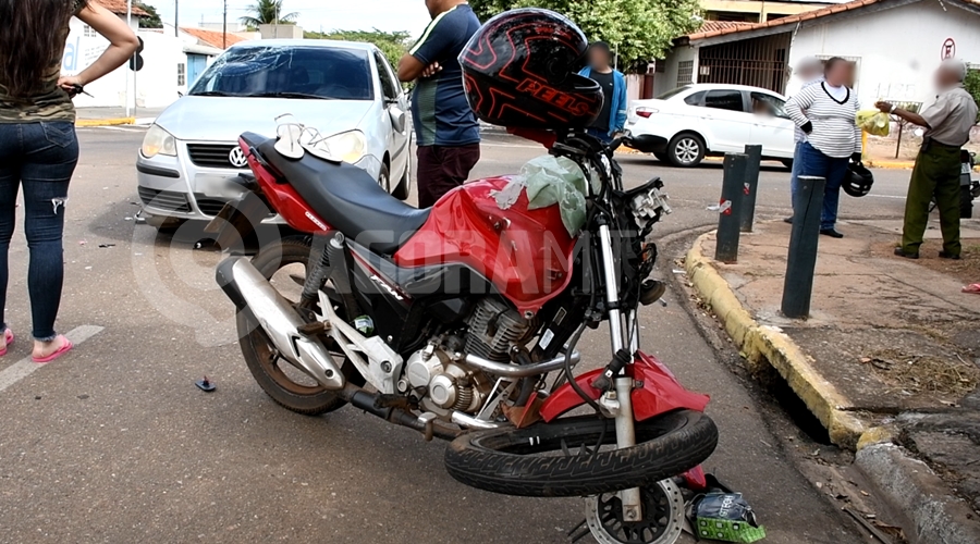 Imagem: Veiculos envolvidos no acidente Roda é arrancada da moto em acidente no Centro de Rondonópolis