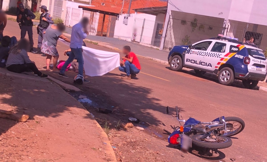 Imagem: Vitimas ao solo aguardando por atendimento Menina de 11 anos é socorrida ao Hospital Regional após acidente