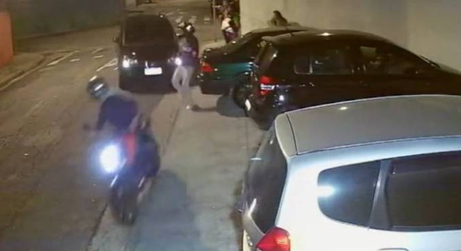 Imagem: assalto fuga Motorista percebe roubo contra vizinha e joga carro em cima de assaltantes