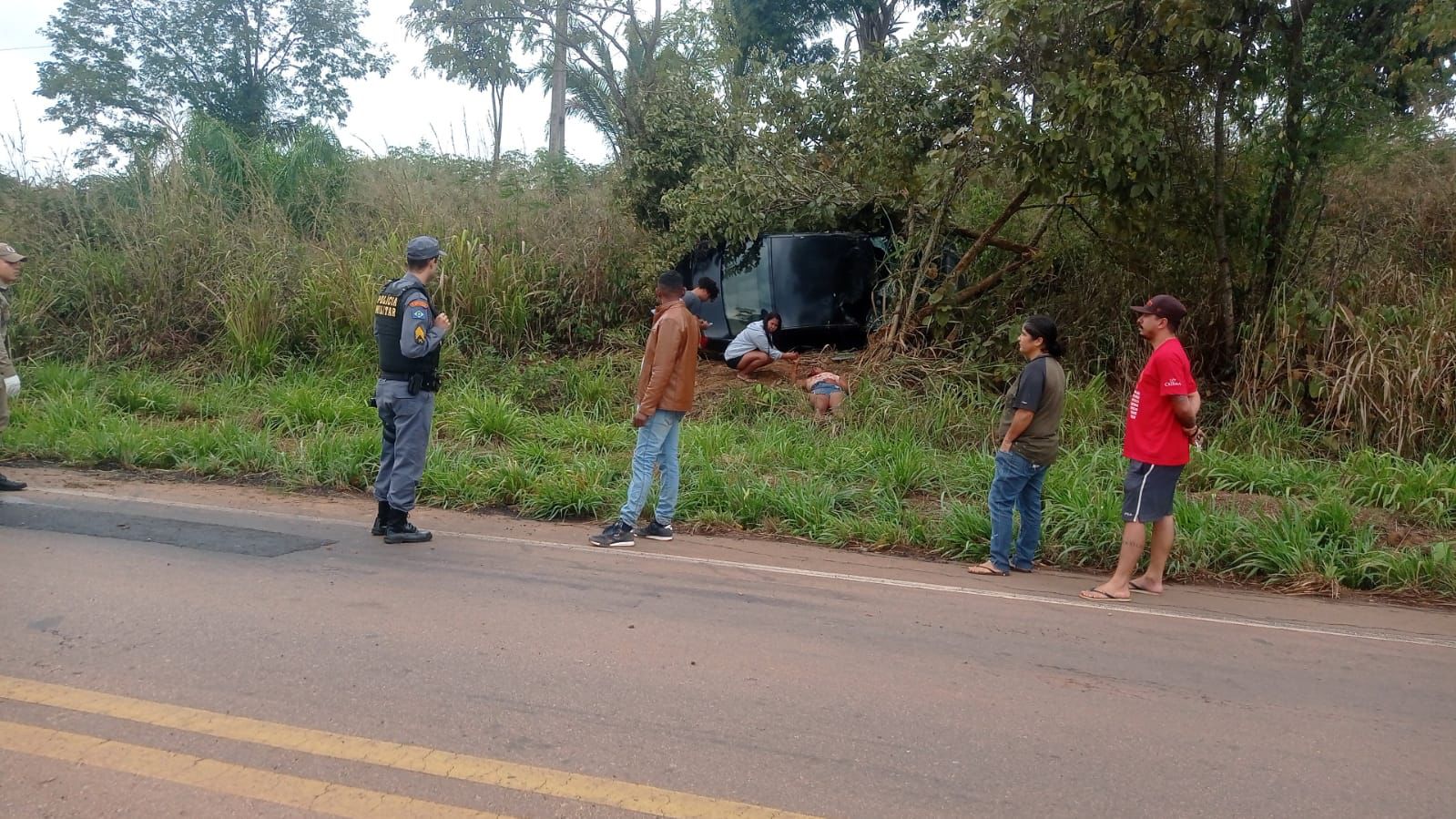 Imagem: fotodomaquino2 Motorista perde o controle e casal fica ferido após capotar o carro em Dom Aquino