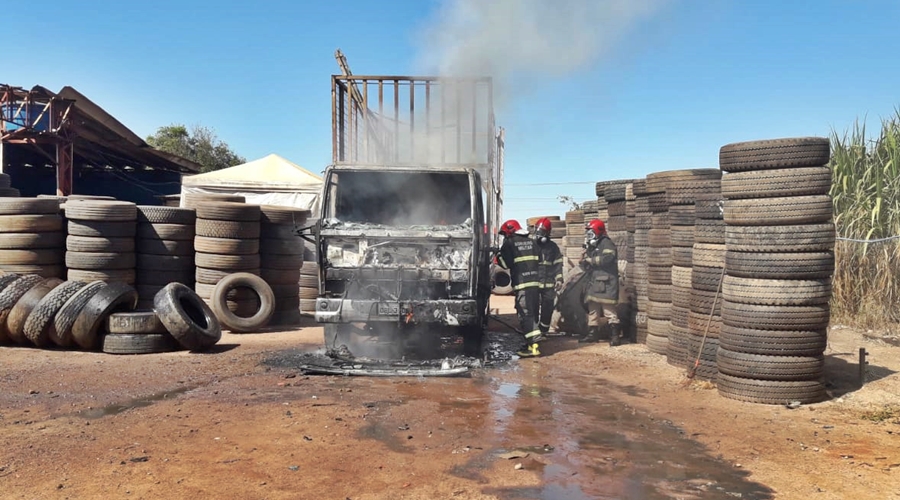 Imagem: frente do caminhao Caminhão pega fogo dentro de borracharia na MT-130 e Corpo de Bombeiros é acionado para conter incêndio