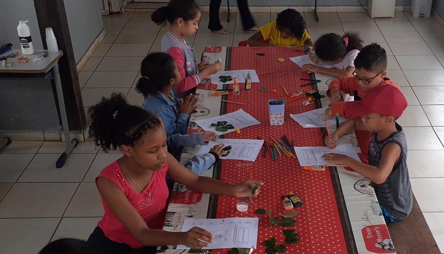 Imagem: 1 13 Crianças que participam de programas sociais aprendem bons modos e cultura popular