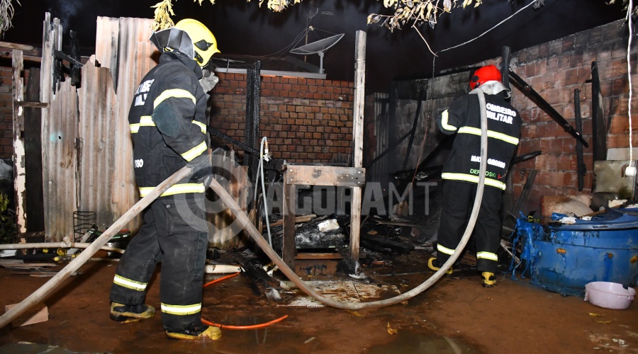Imagem: A casa no bairro Padre Ezequiel Ramim teve perda total Mais uma residência em Rondonópolis pega fogo e fica destruída