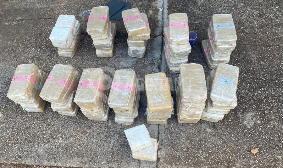 Imagem: Droga apreendida 1 Quatro pessoas são detidas e cerca de 60 Kg de pasta base de cocaína é apreendida pela PRF
