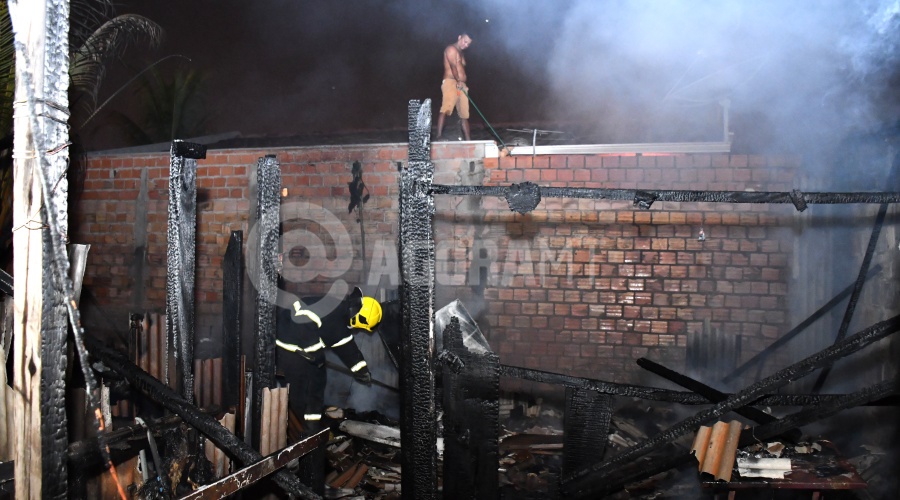 Imagem: Moradores ajudaram a conter as chamas com man gueira Mais uma residência em Rondonópolis pega fogo e fica destruída