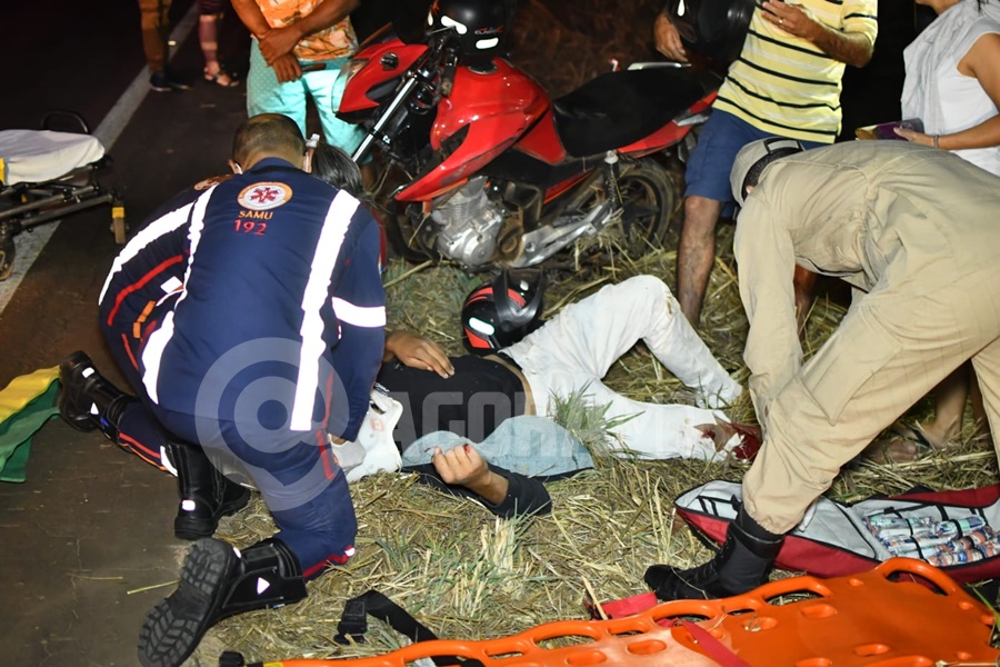 Imagem: O motorista picape nao prestou socorro Motociclista cai em buraco após acidente e se rasteja sozinho até o asfalto para pedir ajuda