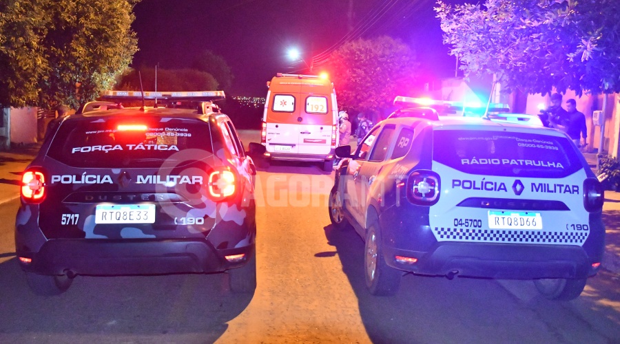Imagem: Viaturas no local do crime PM prende suspeito de atacar ex-companheira com golpe de facão no Jardim das Flores