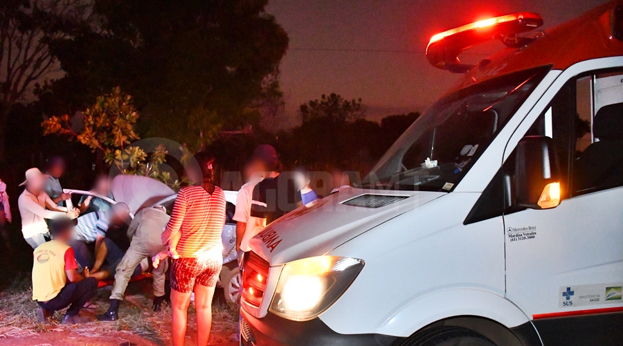 Imagem: Vitima sendo retirada do veiculo Deputado Romoaldo se envolve em acidente em Rondonópolis; quatro pessoas ficam feridas
