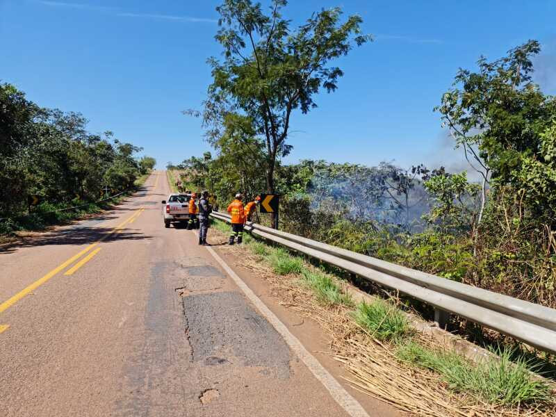 Imagem: acidentechapada Carro pega fogo e quatro ocupantes saem ilesas na estrada de Chapada dos Guimarães