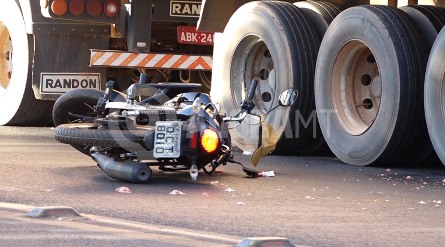Imagem: interna1 Supostamente “arremessado”, motociclista morre atropelado por carreta