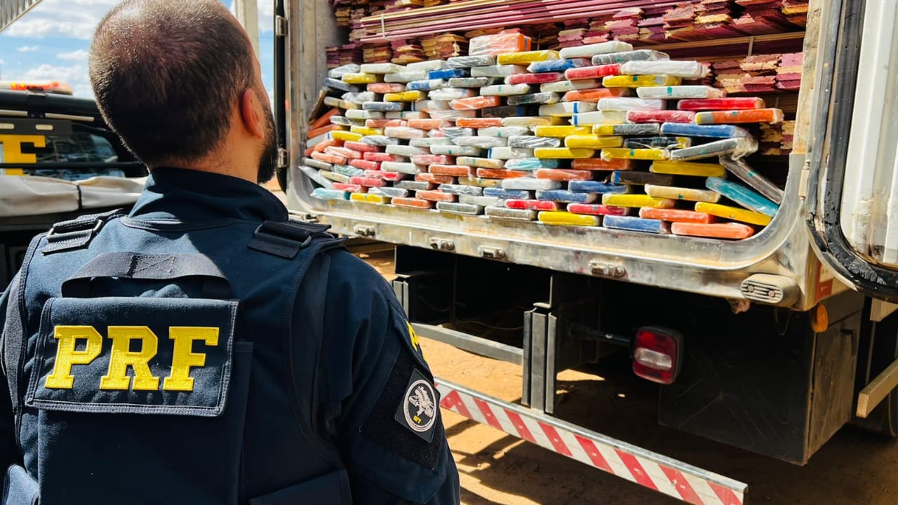 Imagem: prfcocaina PRF apreende 122 kg de cocaína escondidos em caminhão na BR-070