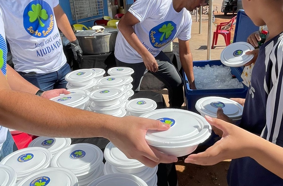 Imagem: sorte solidaria marmita Empresa ‘Sorte Solidária’ doa mais de mil refeições para famílias carentes de Pedra Preta