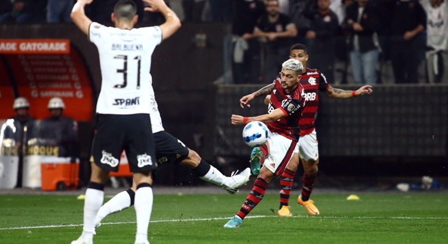 Imagem: Arrascaeta fez o primeiro gol do Flamengo Invicto | Flamengo brilha em campo, detona Corinthians em casa e fica mais perto da semifinal