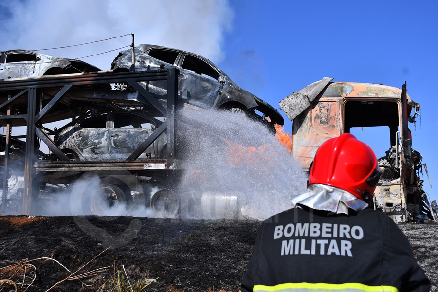 Imagem: Bombeiros contendo as chavas de caminhao Br 364 MT Incêndio destrói carreta cegonha e 11 carros na BR-364
