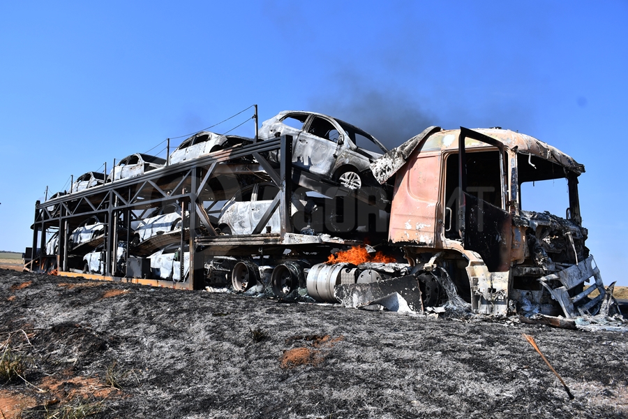 Imagem: Caminhao cegonha pegando fogo Incêndio destrói carreta cegonha e 11 carros na BR-364