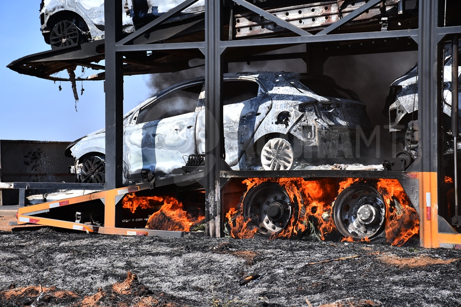 Imagem: Caminhao sendo consumido pelas chamas Incêndio destrói carreta cegonha e 11 carros na BR-364